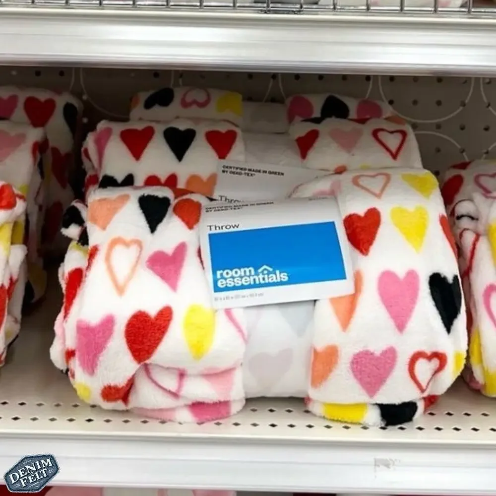 Room Essentials Super Soft Plush Valentines Heart Throw/Blanket | NEW!!‎